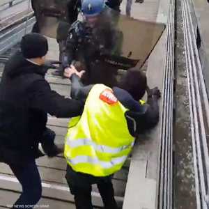 باريس.. كشف هوية "المتظاهر الملاكم"