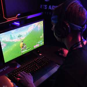 سويني (يسار) عراب لعبة "فورتنايت"