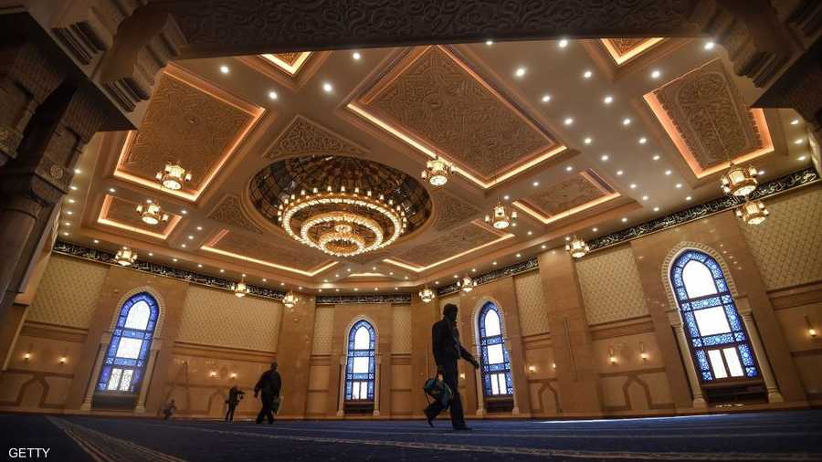 أما مسجد الفتاح العليم في العاصمة الإدارية الجديدة فهو يتسع لنحو 16 ألف مصل.