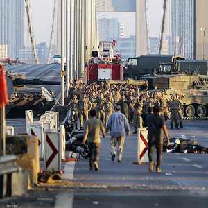 القوات المتمردة تغلق الجسور فوق مضيق البوسفور في إسطنبول