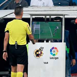 حكم الفيديو يحتفل بهدف في مرمى ريال مدريد