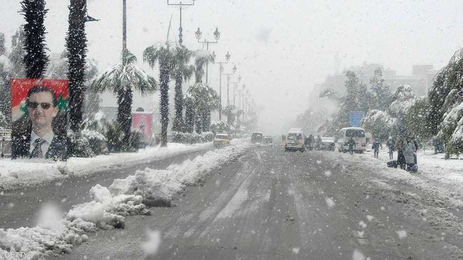 العاصفة ضربت بلاد الشام، ليل السبت الأحد، إثر منخفض جوي قطبي، ويتوقع أن تشهد الساعات المقبلة مزيدا من انخفاض درجات الحرارة.