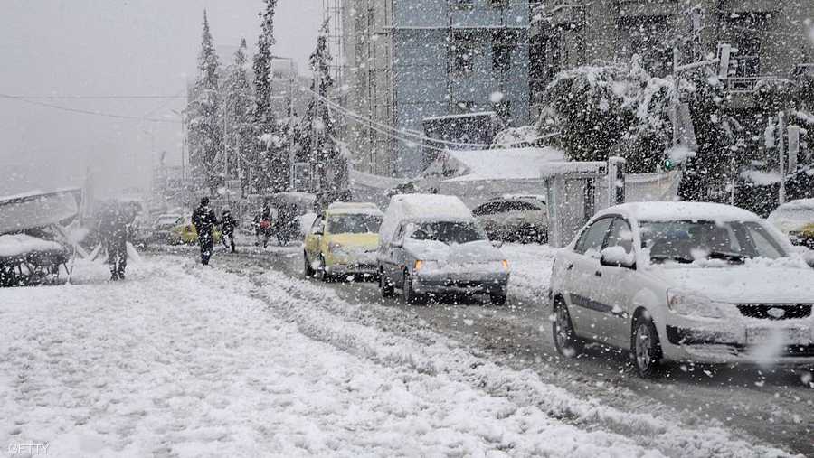 وتوقعت كذلك أن يكون الجو الثلاثاء غائما جزئيا إلى غائم ماطر فوق معظم المناطق ويكون الهطول غزيرا فوق المناطق الغربية والشمالية".