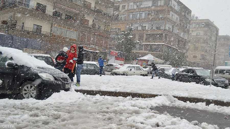 في سوريا، توقعت مديرية الأرصاد الجوية بقاء "درجات الحرارة أدنى من معدلاتها بنحو 2 إلى 5 درجات مئوية نتيجة تأثر البلاد بمنخفض جوي قطبي المنشأ".