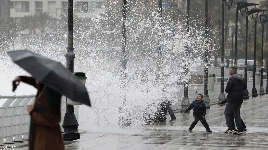 وتوقفت الدراسة في معظم المناطق اللبنانية وسط اشتداد قساوة وبرودة العاصفة، واستمرار تساقط الأمطار على الساحل لليوم الثالث على التوالي.