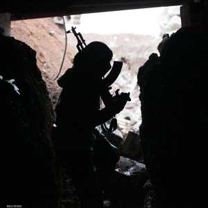 مقاتل في فصيل سوري موال لأنقرة في خندق بمدينة منبج.