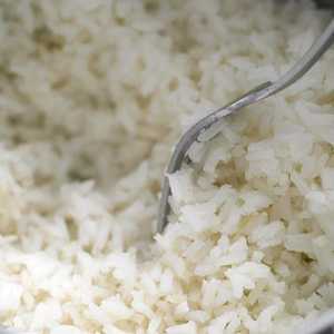 الأرز الأبيض تتم معالجته ونزع عناصره الغذائية.