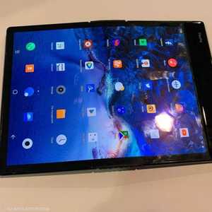 طرح أول هاتف قابل للطي