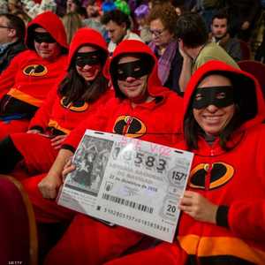 صورة لمشاركين في اليانصيب