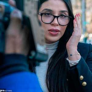 زوجة إل تشابو التزمت الصمت ولم تحرك ساكنا خلال عرض الرسائل