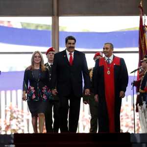 مادورو يسير برفقة زوجته خلال حفل حفل أداء اليمين