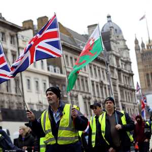 مئات من المتظاهرين خرجوا في لندن مرتدين سترات صفر