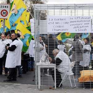 متظاهرون يحاكون زنزانة أوجلان في سجن جزيرة إيمرالي