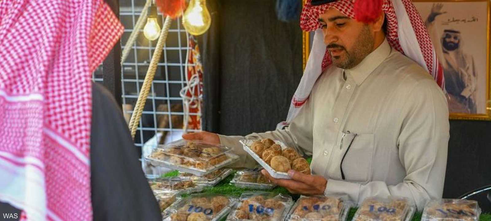 مواطن سعودي يعرض الفقع في إحدى المناسبات الوطنية