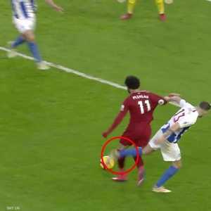 اتهم مهاجم ليفربول بالتمثيل