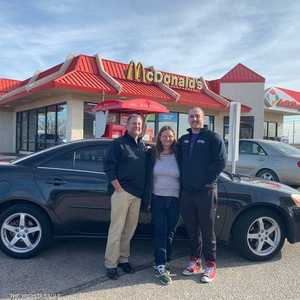 فيكي أندرسون تتوسط إليس وابنه جوش أمام السيارة الهدية