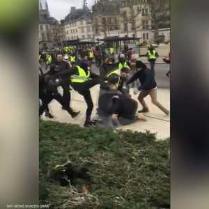 محتجو السترات الصفراء يعتدون على الصحفيين