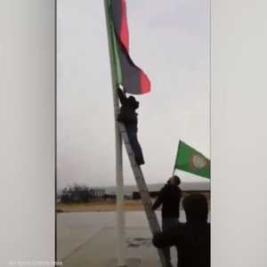 مناصرو حركة أمل ينزعون علم ليبيا من محيط انعقاد "القمة"