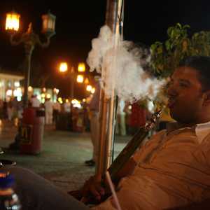 يستثنى من هذا القرار المطاعم والمقاهي الحاصلة على الترخيص