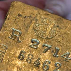 المستثمرون يقبلون على الذهب كملاذ آمن مع هبوط الأسهم