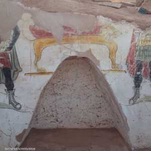 المقبرتان تضمان رسوما زاهية الألوان