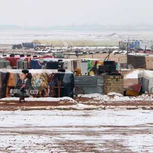 لاجئون سوريون يعيشون في ظل ظروف صعبة في لبنان.