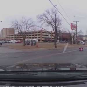 طفل ينجو بإعجوبة من الموت وسط الطريق