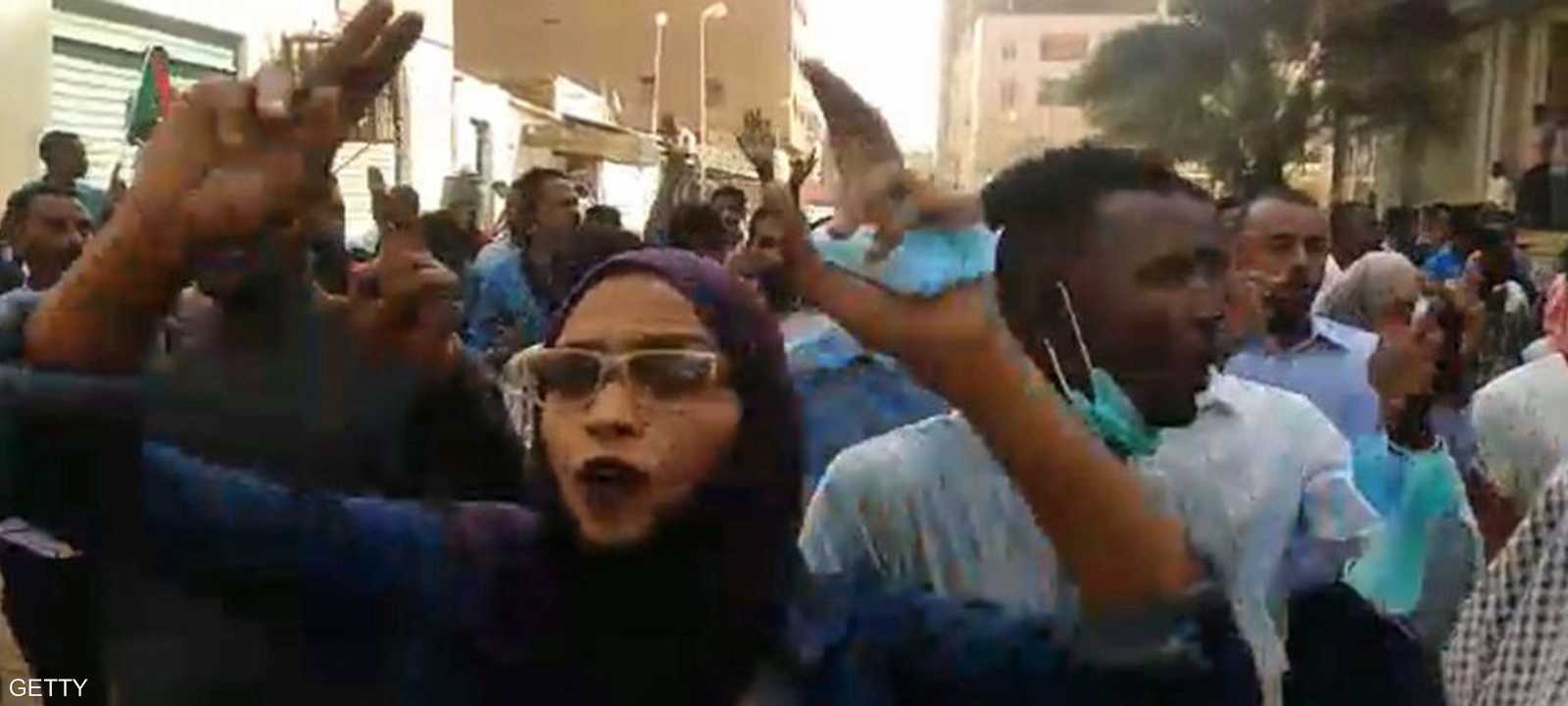 المظاهرات في السودان بدأت قبل نحو شهر.