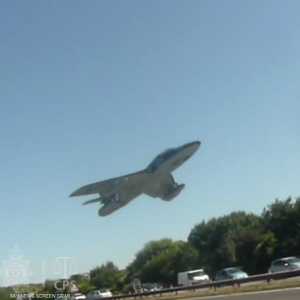 تحطم طائرة أثناء عرض جوي في بريطانيا