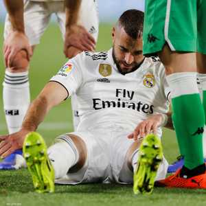 أصيب بنزيمة خلال مباراة الريال أمام بيتيس إشبيلية