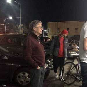 بيل غيتس أثناء انتظار دوره