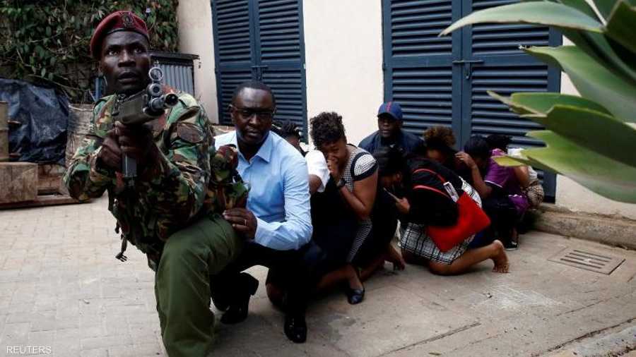 أدى هجوم شنه متطرفون على مجمّع يضم فنادق ومكاتب في نيروبي الكينية إلى مقتل وإصابة العشرات. وتظهر الصورة أفراد الشرطة ينقلون مجموعات صغيرة من العاملين خارج المجمع إلى مركبات مدرعة.