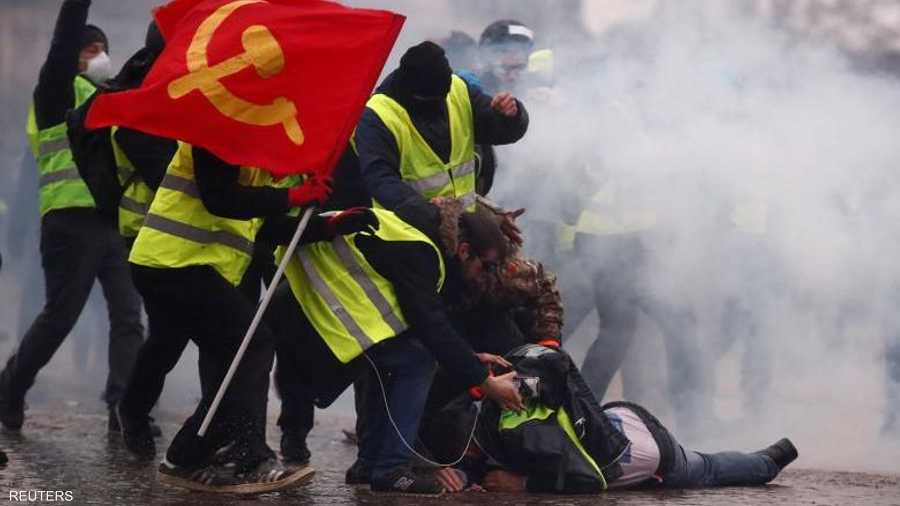 تواصل "السترات الصفراء" الاحتجاج في باريس ومدن أخرى، فيما تواجهها الشرطة بخراطيم المياه والغازات المسيلة للدموع. وتسعى الحركة إلى إعطاء زخم جديد للاحتجاجات، التي تراجعت حدتها مع نهاية السنة الماضية.