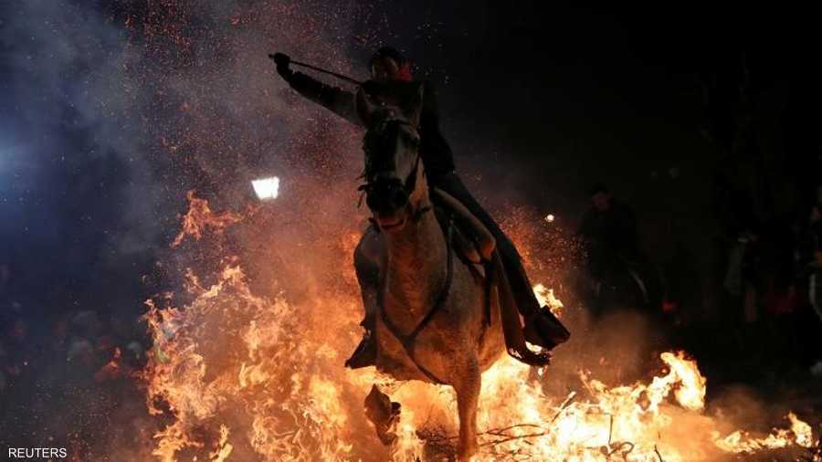 شهدت قرية "سان بارتولومي دي بيناريس"، شمالي غرب مدريد الإسبانية، انطلاق مهرجان "لومينارياس"، الذي يركض فيه الحصان تلو الآخر وعليه فارسه، فوق مواقد النار.