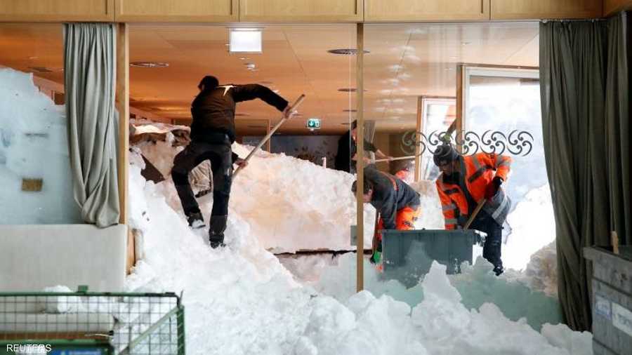 شهد أحد منتجعات سويسرا انهيارا جليديا، خلف خسائر مادية كبيرة. وتظهر صور عمالا يجرفون الثلوج من أحد مطاعم منتجع "سانتيه شويغالب" الجبلي.
