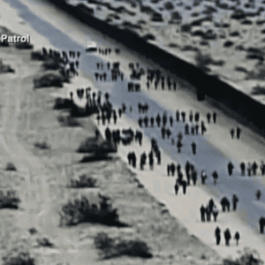 الكاميرات رصدت المهاجرين على الحدود مع الولايات المتحدة.