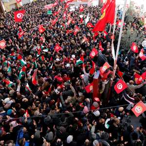 تونسيون يتظاهرون بالتزامن مع الإضراب العام في البلاد، الخميس