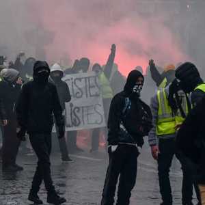 أطلقت قوات الأمن قنابل على متظاهري السترات الصفراء بباريس