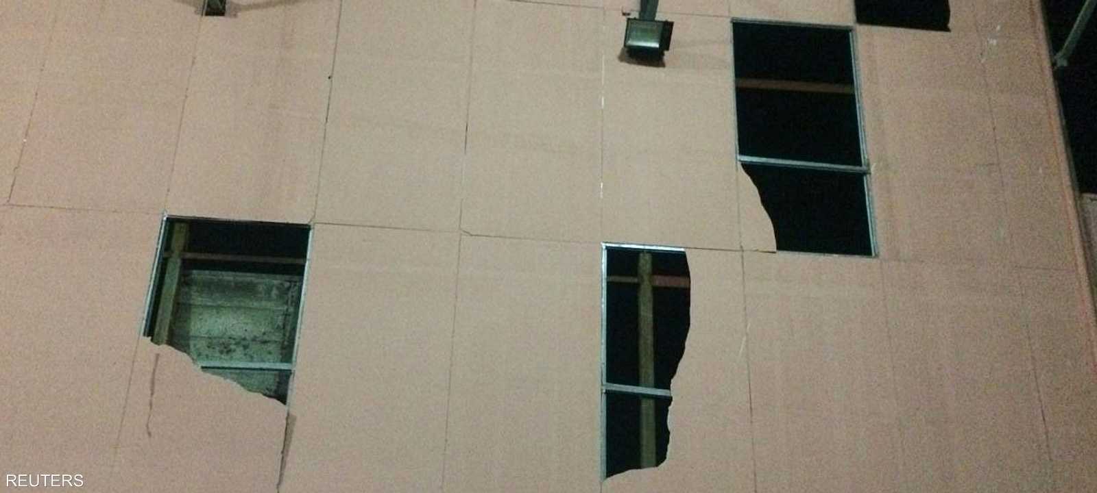 تهشم بعض واجهات المنازل من جراء الزلزال