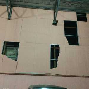 تهشم بعض واجهات المنازل من جراء الزلزال