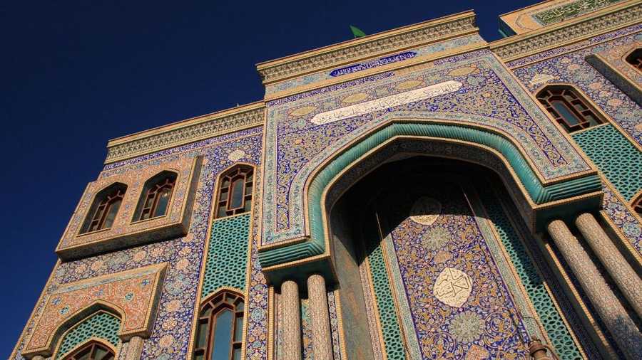 من أبرز مساجد الطائفة الشيعية في الإمارات وأقدمها، مسجد الإمام الحسين في منطقة السطوة بدبي. تم بناءه في 1979، ويبرز بمظهره الإسلامي الجميل.