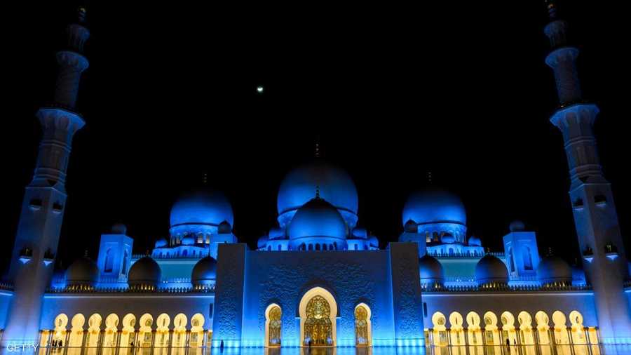 يعد مسجد الشيخ زايد الكبير في أبوظبي واحدا من أجمل المساجد في العالم، ومنذ افتتاحه في 2007، وهو يعد من الرموز الشامخة لدولة الإمارات، ومن المعالم التي يزورها السياح والمصلون من كل بقاع العالم.