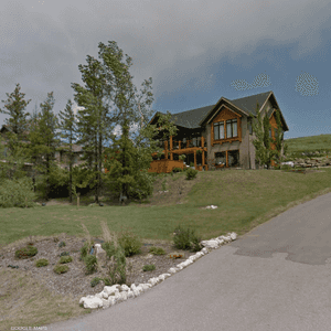 تبلغ مساحة المنزل 4 آلاف قدم مربع ويحتوي 3 غرف.