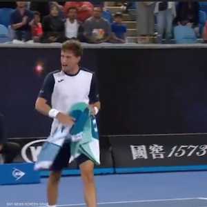 لاعب تنس ينفجر غضبا