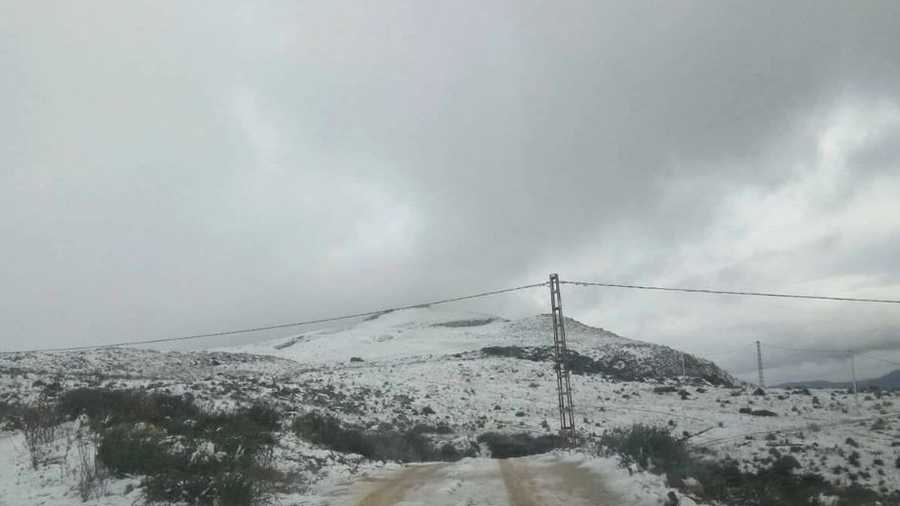 وتتعرض الجزائر إلى منخفض قطبي عميق، جلب معه أمطارا وثلوجا، ويتوقع أن يشتد في اليومين المقبلين.