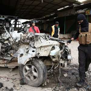 جندي تركي يعاين مكان انفجار في عفرين منتصف ديسمبر الماضي.