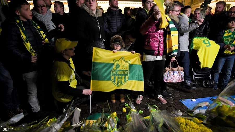 وضع أنصار كارديف سيتي الزهور على الأرض خارج مقر النادي، للتعبير عن تضامنهم وحزنهم لما وقع للاعبهم الجديد.