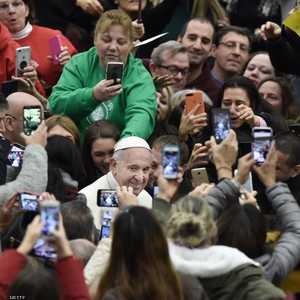 يتسم البابا فرانسيس بالبساطة الشديدة في السلوك والملبس