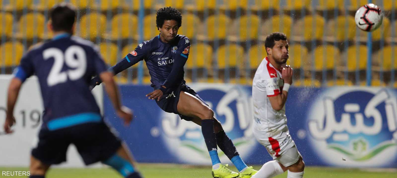 تسديدة قوية من لاعب بيراميدز كينو في إحدى مباريات الدوري