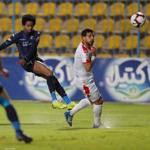 تسديدة قوية من لاعب بيراميدز كينو في إحدى مباريات الدوري